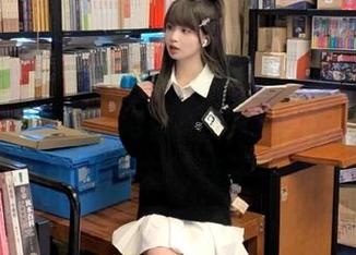 “51吃瓜”视频直接开启了学生反差的画风：考试瞬间一本正经，聚会时像个迷失的孩子一样！