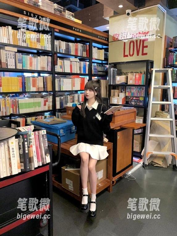 “51吃瓜”视频直接开启了学生反差的画风：考试瞬间一本正经，聚会时像个迷失的孩子一样！