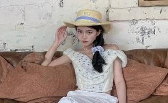 看着别人吃瓜的样子？别傻了，快来下载“网红黑料”！