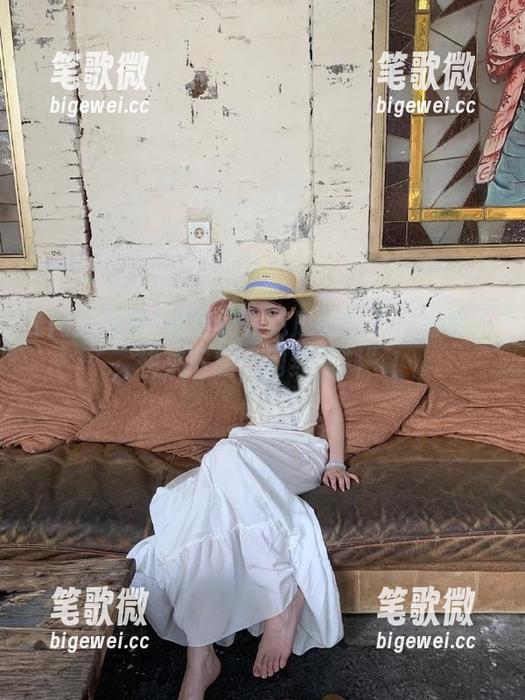 看着别人吃瓜的样子？别傻了，快来下载“网红黑料”！